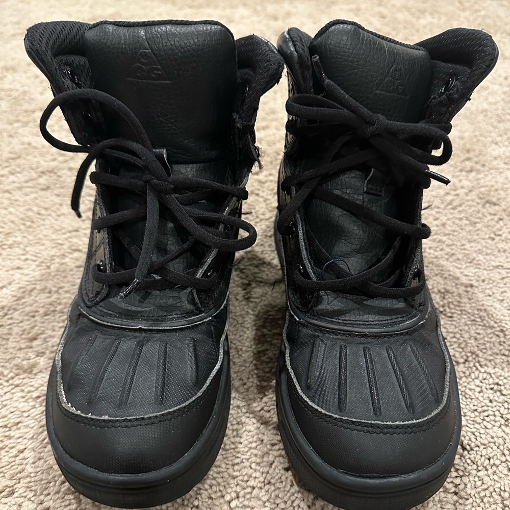 Boy's Nike ACG Woodside II High Triple Black Leather/Nylon Boots (3Y) 524873-001